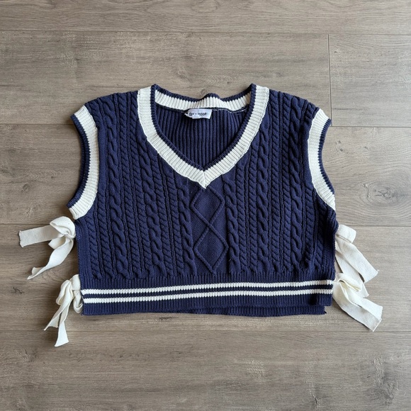 Day + Moon Tops - Day + Moon Side Tie Cropped Sweater Vest (Navy/Off White) - size medium
